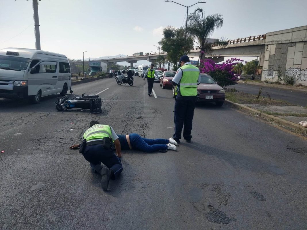 MORELIA Mujer motociclista queda herida tras chocar contra combi en el periférico de Morelia 5