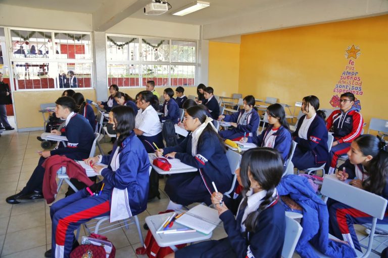 El lunes regresan a las aulas más de 953 mil estudiantes de básica