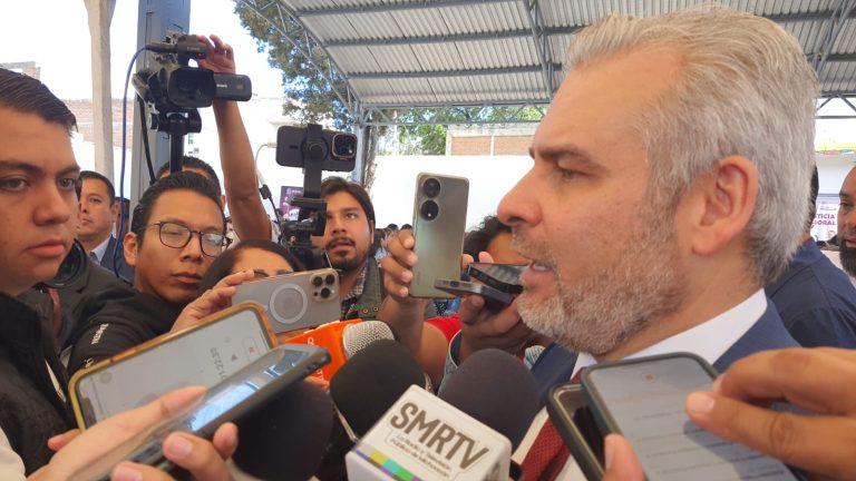 Llama gobernador a Carlos Manzo a coordinarse por Uruapan
