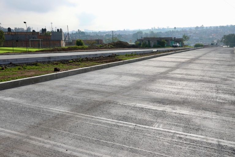 Supervisa gobernador obra de concreto hidráulico en avenida Amalia Solórzano