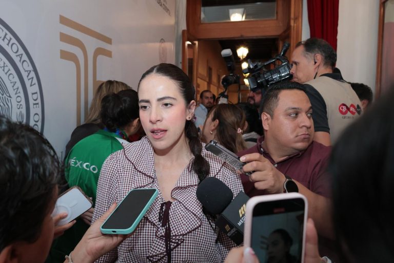 “Acostúmbrense”: Bugarini desafía misoginia tras críticas por minifalda