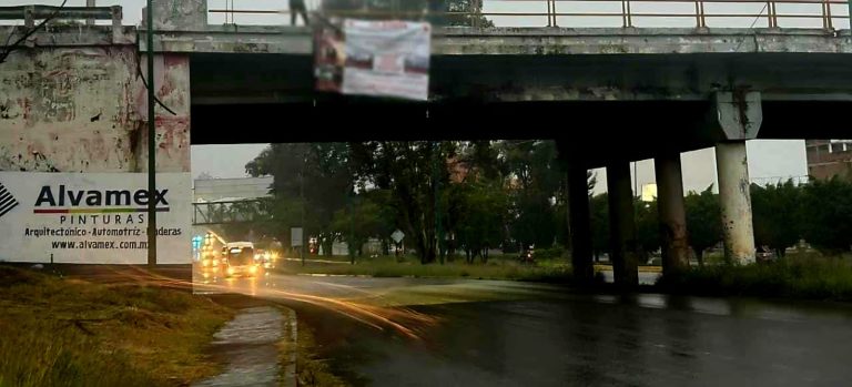 Encapuchados colocan lona con mensaje cerca del Estadio Morelos 