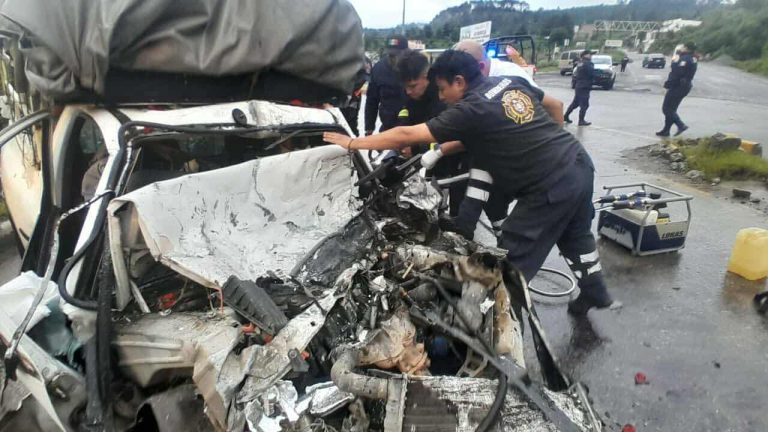 Encontronazo entre camioneta y un camión torton deja 1 herido en Zitácuaro