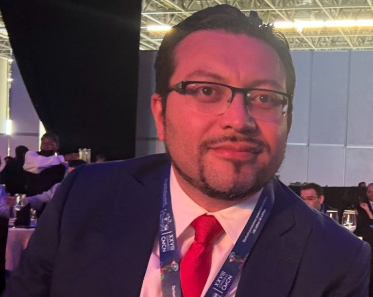 Neurocirujano egresado de Facultad de Medicina de la UMSNH, entre los mejores médicos de México