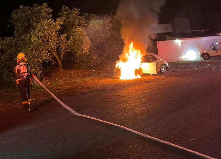 Ocurre incendio de auto en la región de Tacámbaro