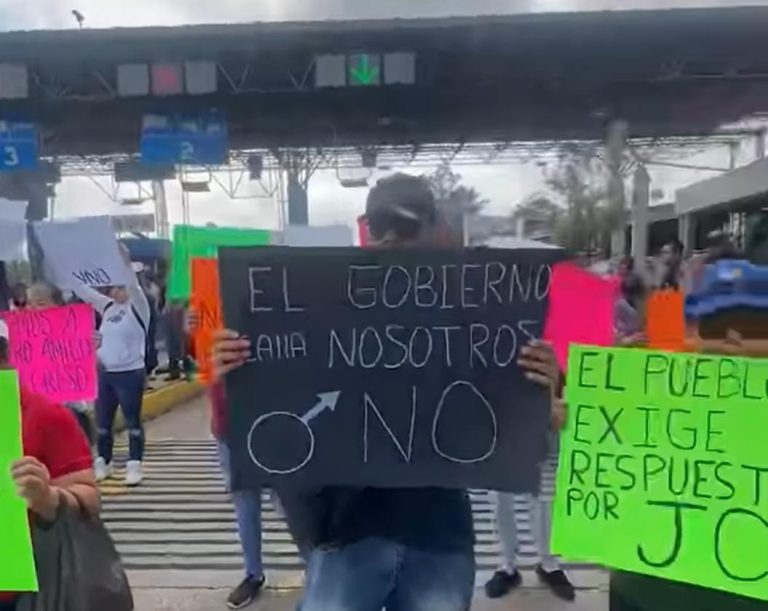 Bloquean caseta en Zinapécuaro para exigir la aparición de joven desaparecido