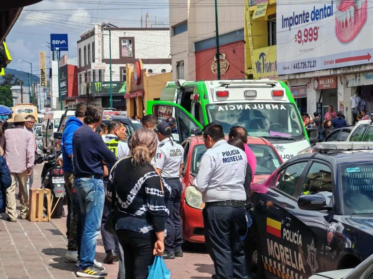 Mujer es atropellada por auto en la avenida Lázaro Cárdenas de Morelia