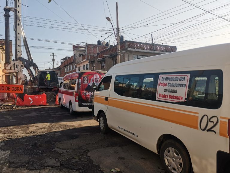 Bloquean transportistas obra de gobierno en la colonia Eduardo Ruiz