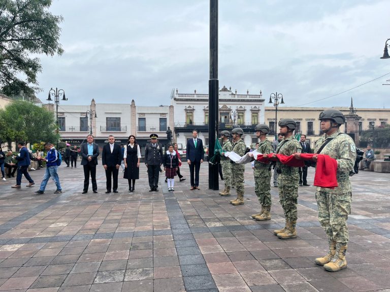 Encabeza alcalde izamiento y honores a la bandera
