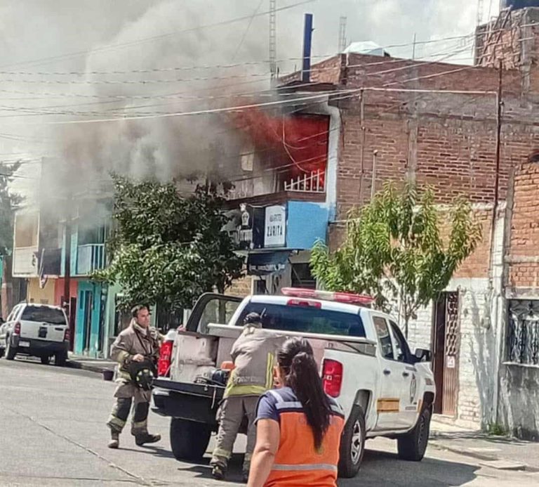Arde casa habitación en la colonia Obrera de Morelia