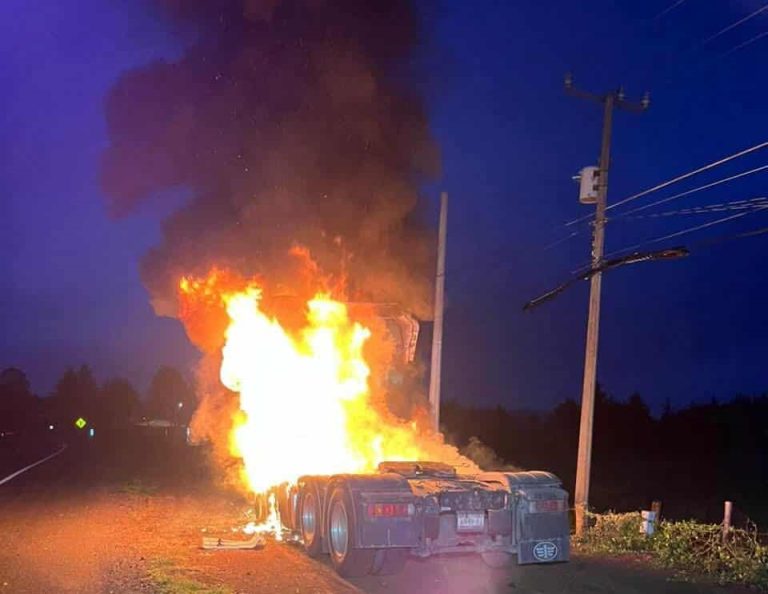 Bomberos de Pátzcuaro combaten incendio de tractocamión