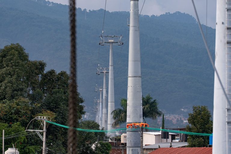 Avanza instalación y empalme de cableado en teleférico de Uruapan