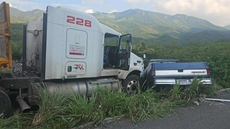 Camión de carga impacta contra camioneta, en la autopista Siglo XXI