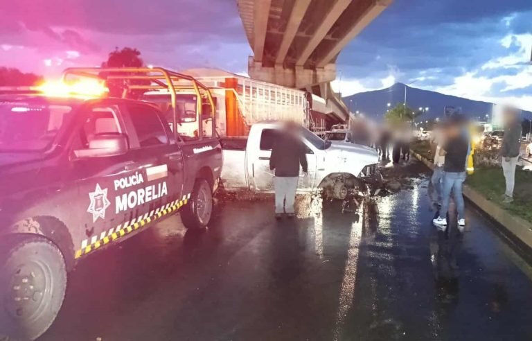 Camioneta choca contra poste del alumbrado público en el Libramiento Norte de Morelia