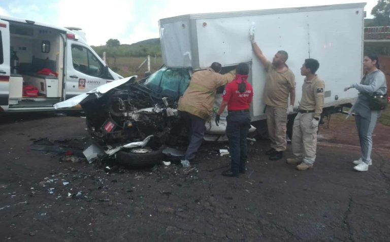 Choque frontal deja tres lesionados en la carretera Jacona-Jiquilpan