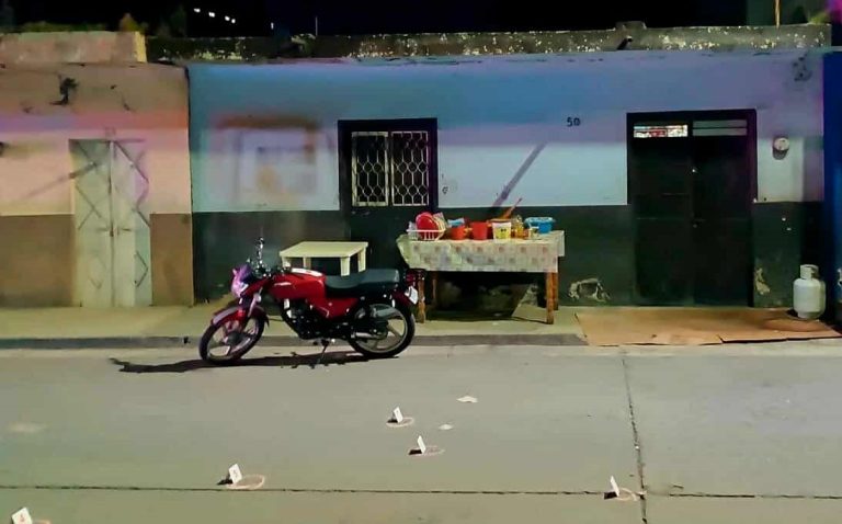 Criminales balean a joven mujer mientras atendía su cenaduría; la victima muere en un hospital