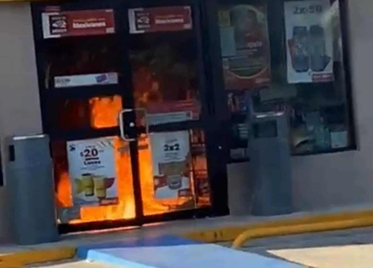 Delincuentes intentan quemar OXXO del fraccionamiento Altamira, de Zamora
