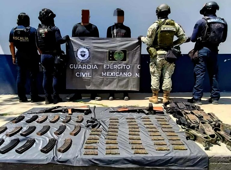 Detienen a dos delincuentes fuertemente armados, en Parácuaro