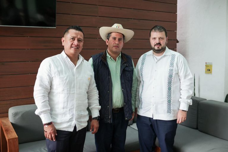 Fiscal y Secretario se reúnen con alcalde de Uruapan