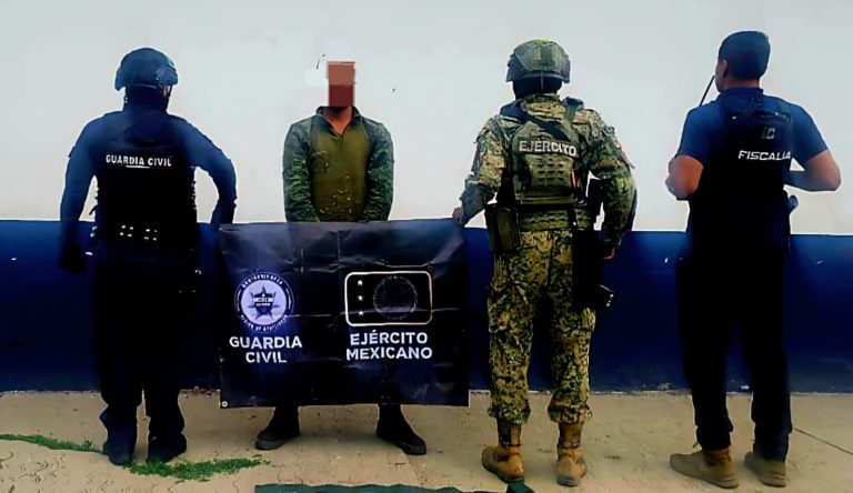 Aseguran a hombre armado con equipo táctico y vehículos robados en Apatzingán
