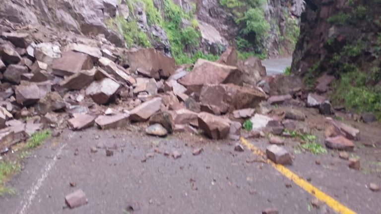 Cerrada la carretera libre Uruapan – Nueva Italia, por derrumbe