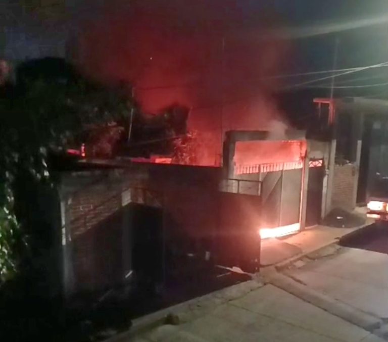 Incendian vivienda y camioneta con bombas Molotov en Uruapan