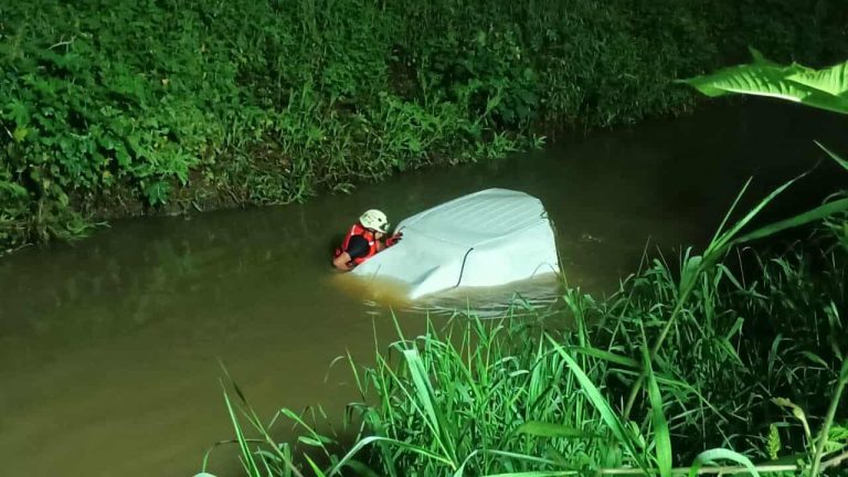 Cae vehículo al Río Grande de Morelia, una persona queda herida