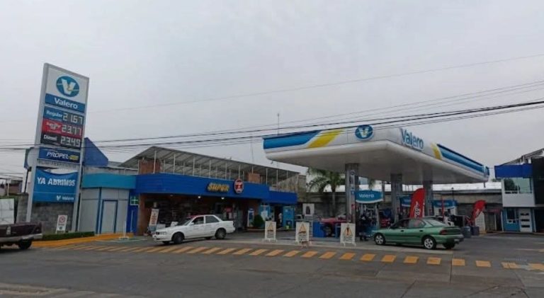Sujetos armados asaltan gasolinera y tienda de conveniencia, en Uruapan 