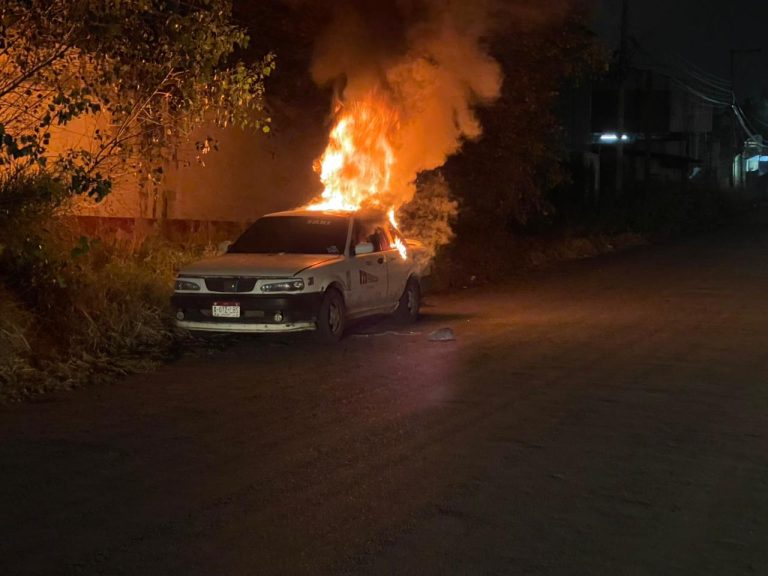 Arde taxi en la colonia Nueva Valladolid, Morelia 