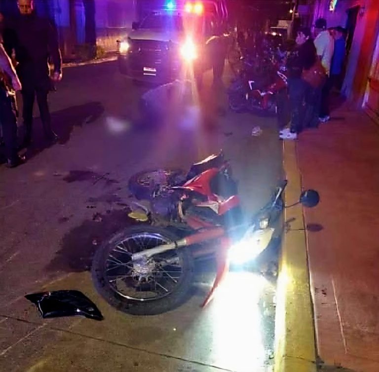 Mujer muere en aparatoso choque de motocicletas, en Tanhuato