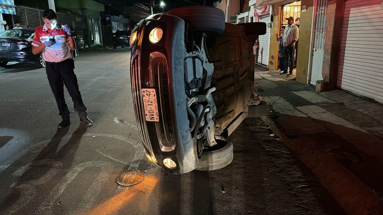 Auto vuelca en la zona Sur de Morelia, su conductor resultó solo con golpes leves