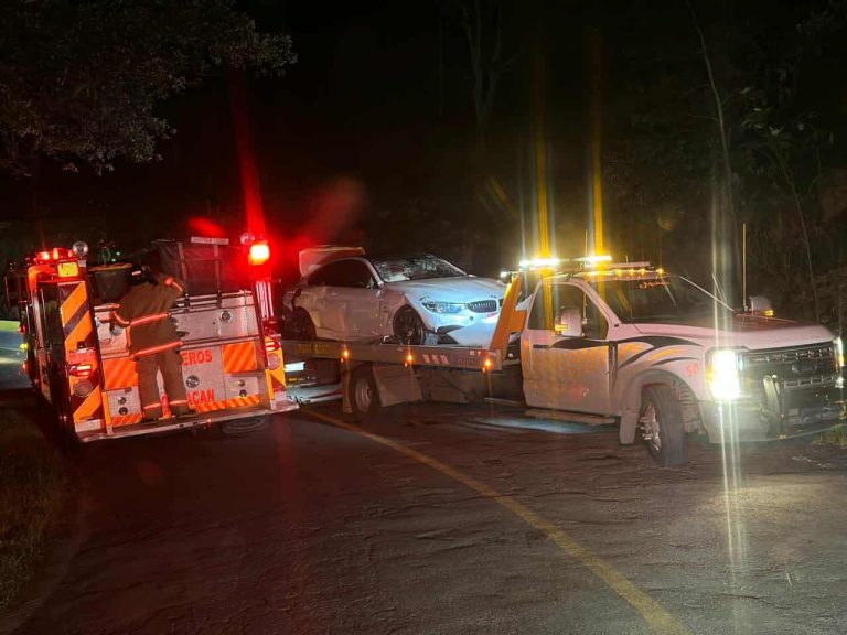 Automóvil vuelca tras caer a desnivel en la Antigua Carretera a Pátzcuaro