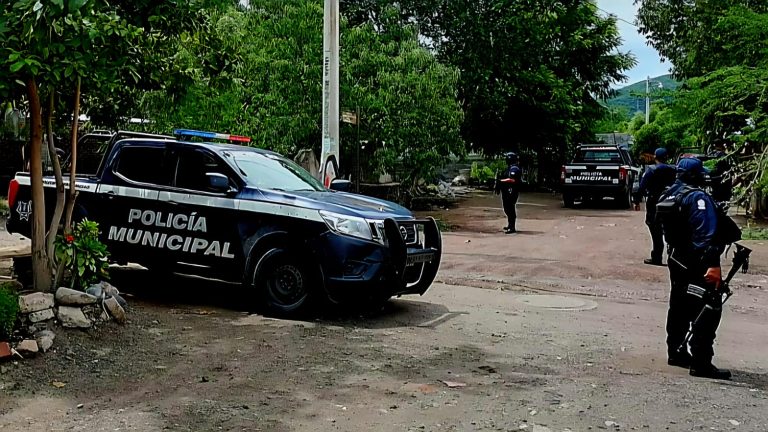 Abandonan cadáver baleado en terracería de la colonia Leandro Valle, Apatzingán