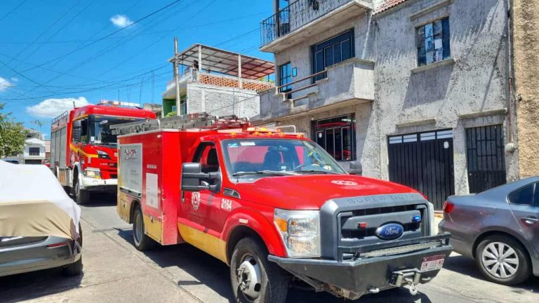 Incendio daña casa habitación en la colonia Santiaguito, al norte de Morelia 