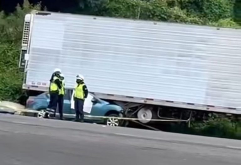 Conductor muere al chocar contra caja de tractocamión estacionado, en Tingambato