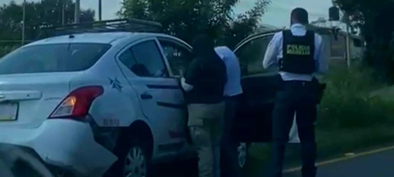 Se registra choque entre camioneta de la FGE y taxi sobre la Morelia-Pátzcuaro 