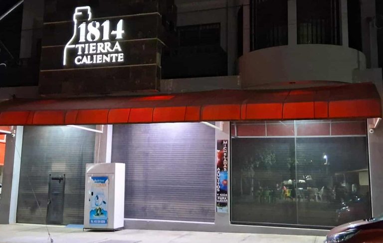 Intentan incendiar vinatería en Apatzingán con bomba molotov