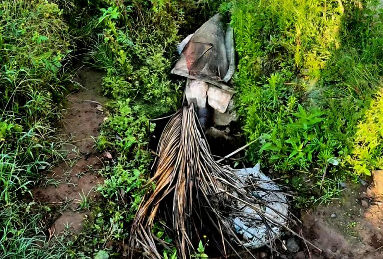 Localizan a un hombre asesinado a un costado de la carretera libre Uruapan-Pátzcuaro