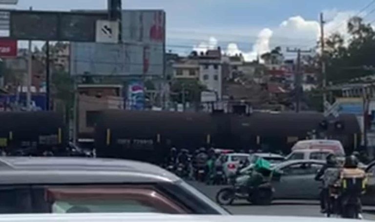 Motociclista es embestido por automovilista en la Avenida Morelos Norte, de Morelia