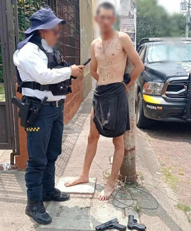 Presunto ladrón es atado a poste en la colonia Villas del Pedregal