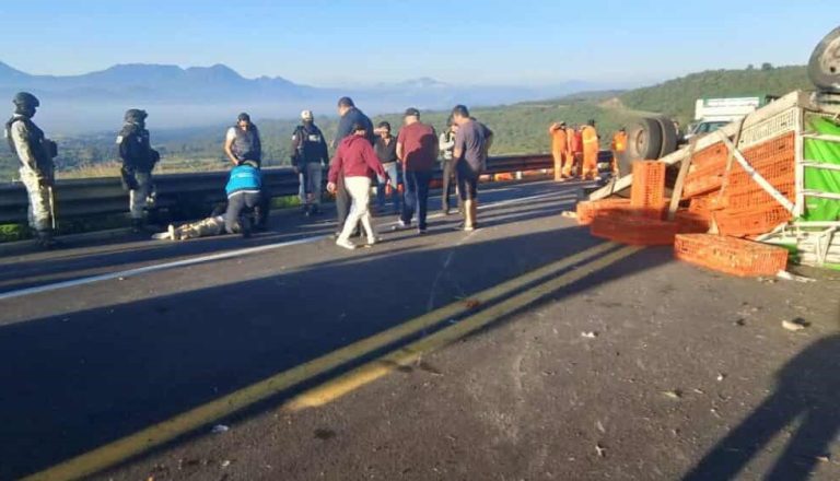 Se accidenta camión pollero en la Pátzcuaro-Cuitzeo; hay dos heridos