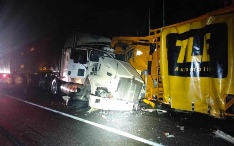 Se registra choque de frente entre camiones de carga en la autopista Siglo XXI