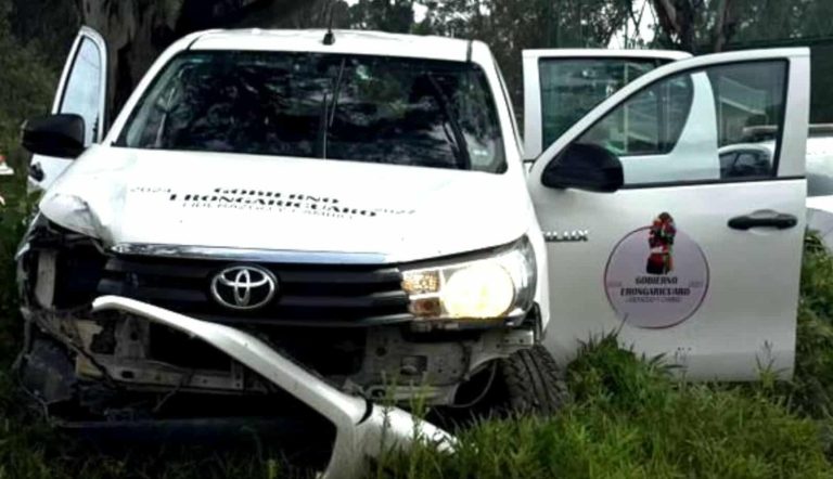 Se registra choque entre camioneta del Ayuntamiento de Erongarícuaro y auto en la carretera  Morelia-Quiroga
