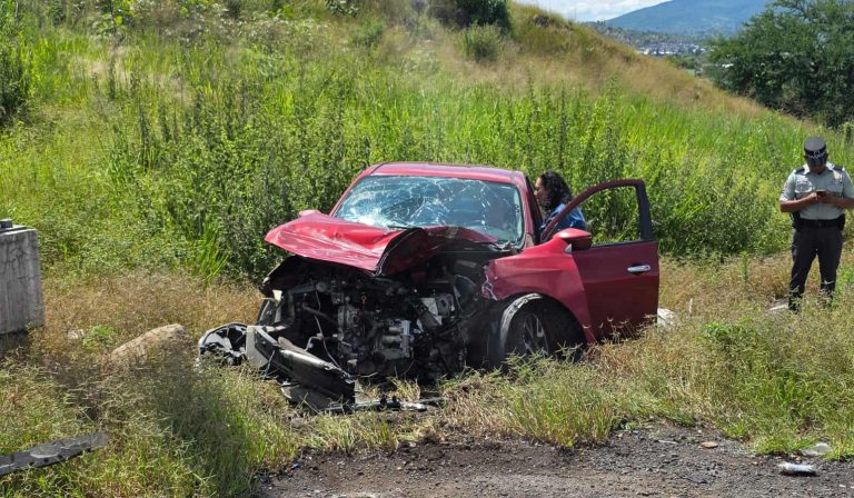 Una mujer herida en choque de tráiler y auto, en el Libramiento Norte de Zamora