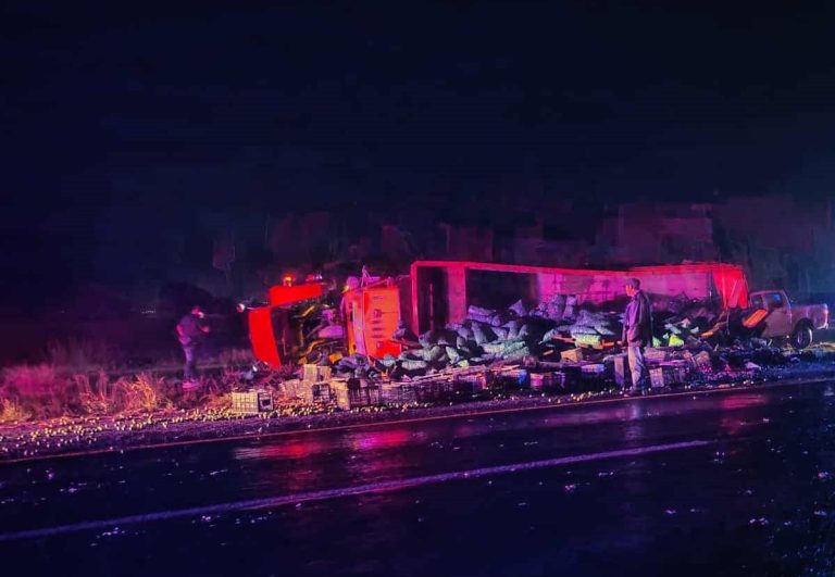 Vuelca tractocamión limonero en la carretera Morelia-Pátzcuaro y lo choca una camioneta