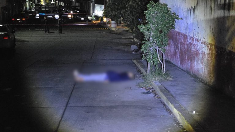 Peatón es ultimado a balazos en la Generalísimo Morelos, Zamora