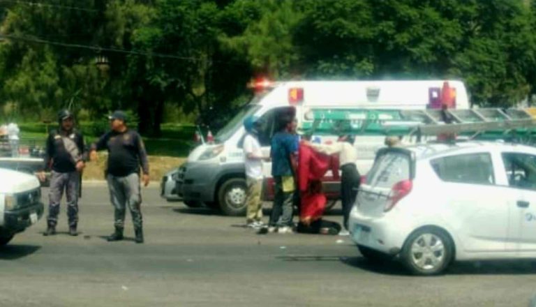 Mujer motociclista choca contra taxi en la avenida Madero Oriente de Morelia