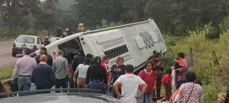 Se registra volcadura de autobús de pasajeros en la carretera Quiroga-Zacapu