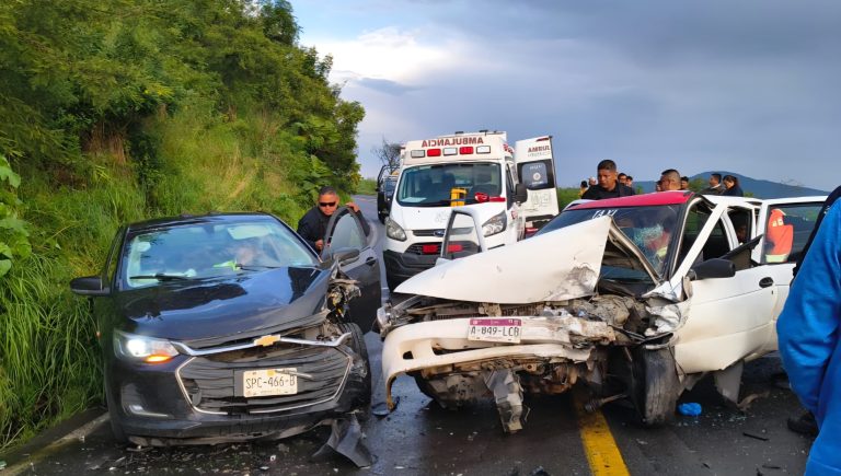 Dos lesionados, saldo de aparatoso choque vehicular, en Chilchota