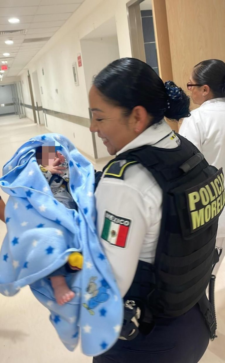 Policía Morelia auxilia con abanderamiento y atención médica a recién nacido en emergencia